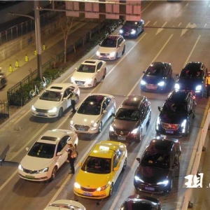 南京酒駕查處現(xiàn)場(chǎng)啟用無(wú)人機(jī) 不僅巡邏和監(jiān)測(cè)還能進(jìn)行取證