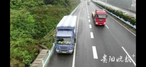 貨車在高速路上“違?！?交警“空中”取證驅(qū)離