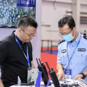 給無人機產(chǎn)業(yè)發(fā)展建起“低空天網(wǎng)” 小型手持偵測設(shè)備倍受關(guān)注 ...