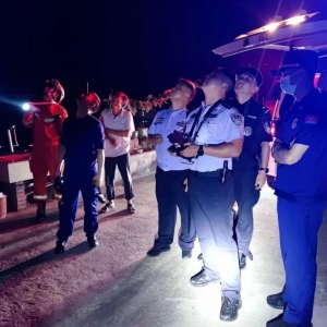 漢中一村民被困山中，警用無人機(jī)顯威將群眾救出