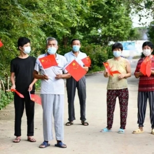 解封！南京溧水區(qū)毛家圩村村民對(duì)著無人機(jī)揮旗慶賀