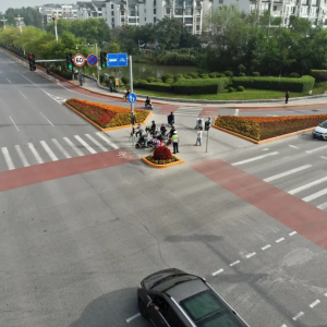 無人機(jī) 隔空喊話 助力文明交通管理