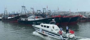 防御臺(tái)風(fēng) 康森三亞陵水利用無人機(jī)督促漁民回港上岸避風(fēng)