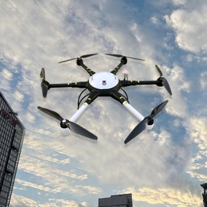 交警的啟用無人機(jī)空中 喊話